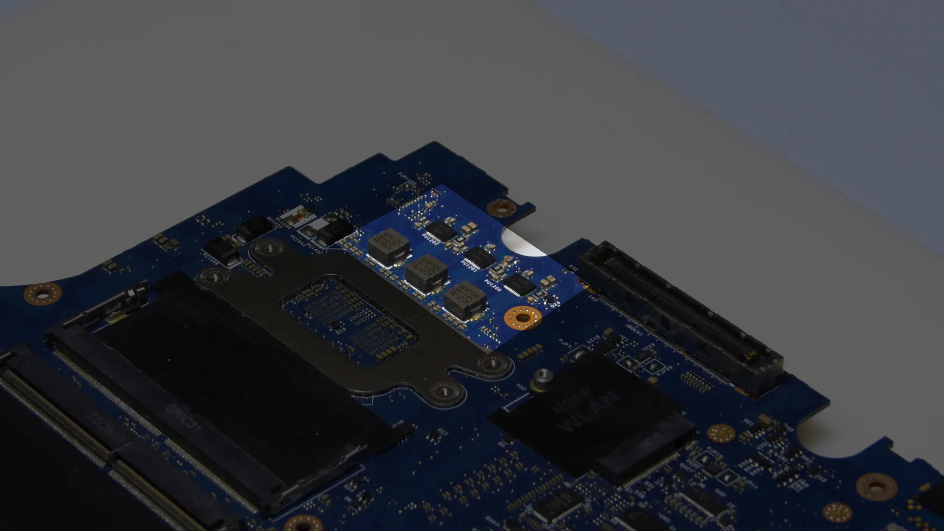 Неисправный участок схемы питания процессора материнской платы Dell Precision 7710