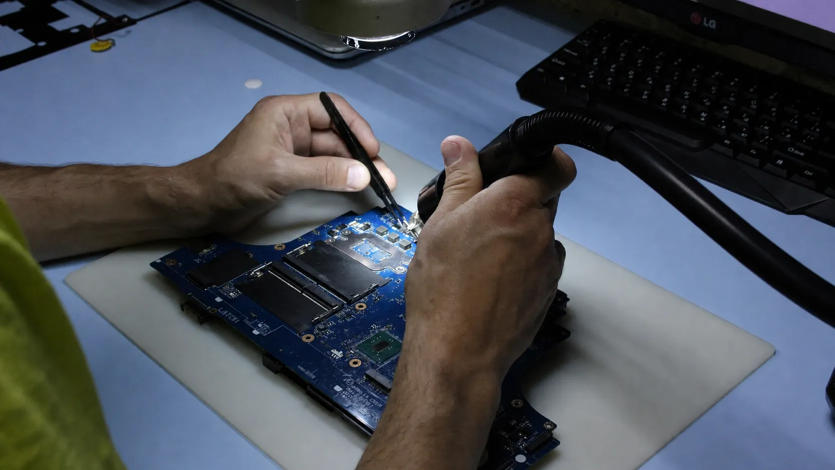 Компонентный ремонт материнской платы ноутбука Dell Precision 7710