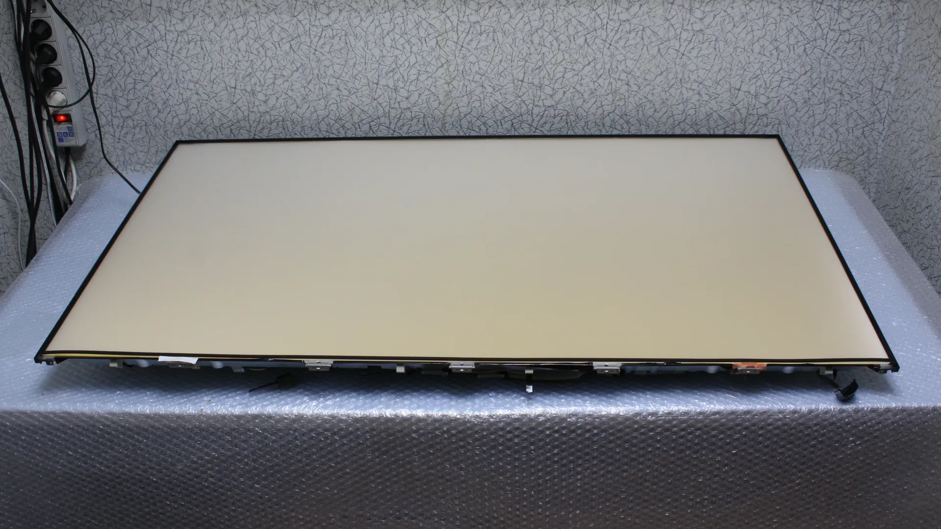 Оптический пакет телевизора Konka Q50 с жёлтым QLED-фильтром