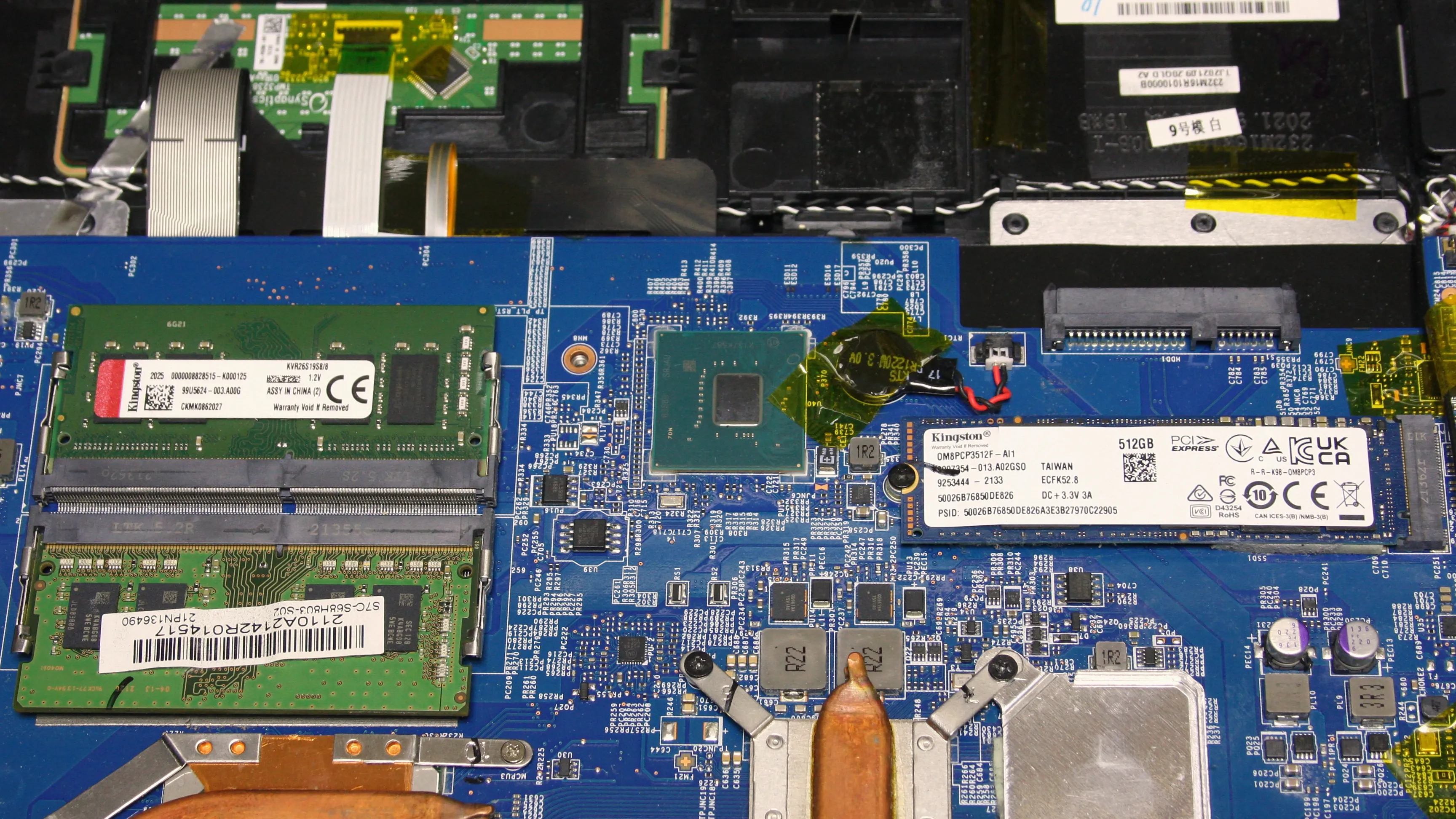 Модули оперативной памяти и SSD в разобранном ноутбуке в мастерской Прайм-Сервис