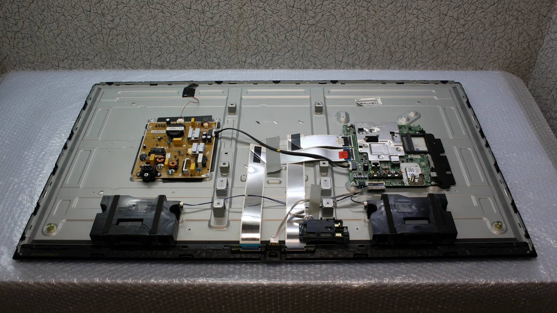 Разобранный телевизор LG 43UJ634V без задней крышки