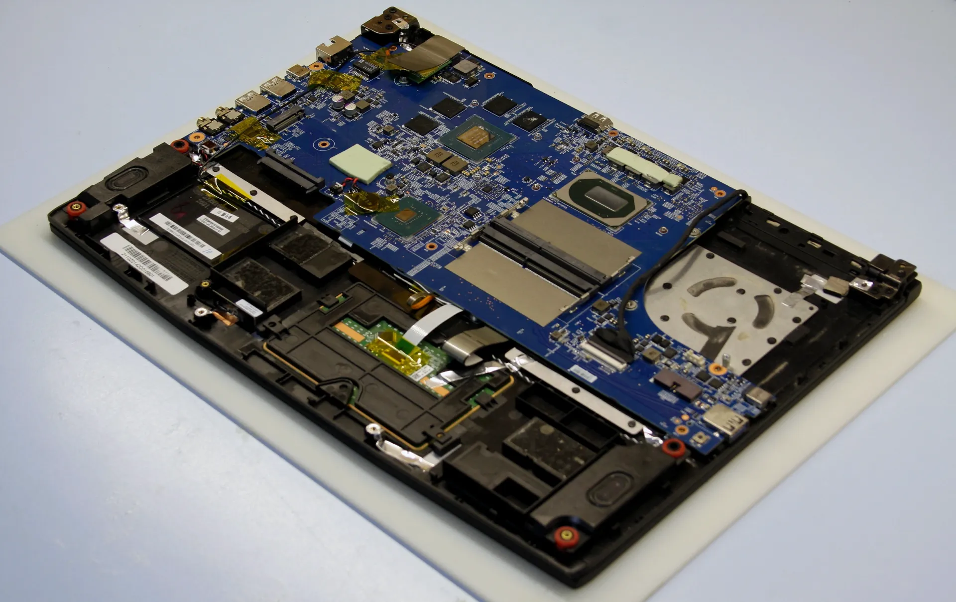 Разобранный ноутбук MSI GF63 Thin 10SC с открытой материнской платой