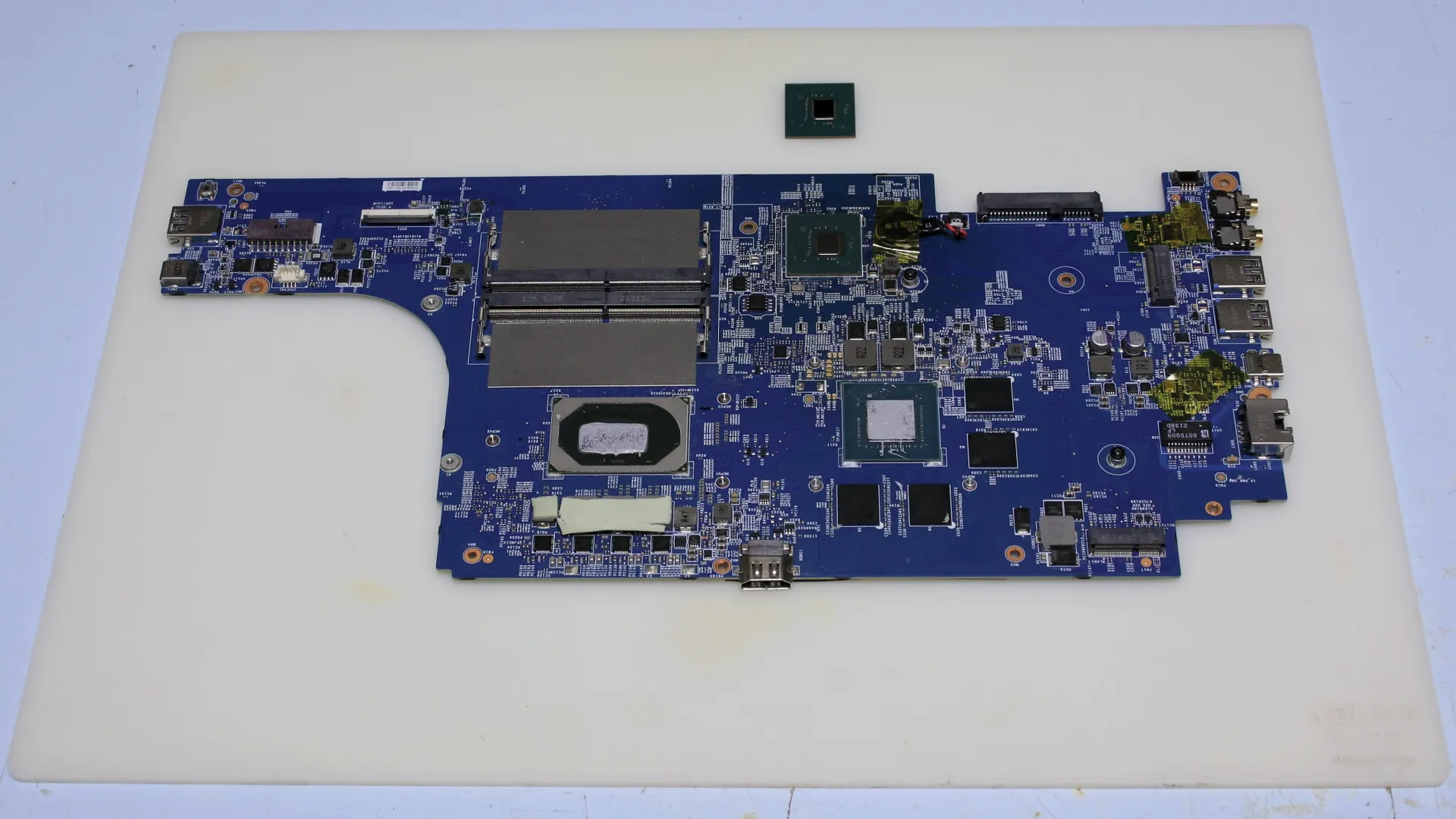 Материнская плата MSI MS-16R51 VER: 1.2 с установленным новым PCH Intel HM470 и снятым старым чипом рядом