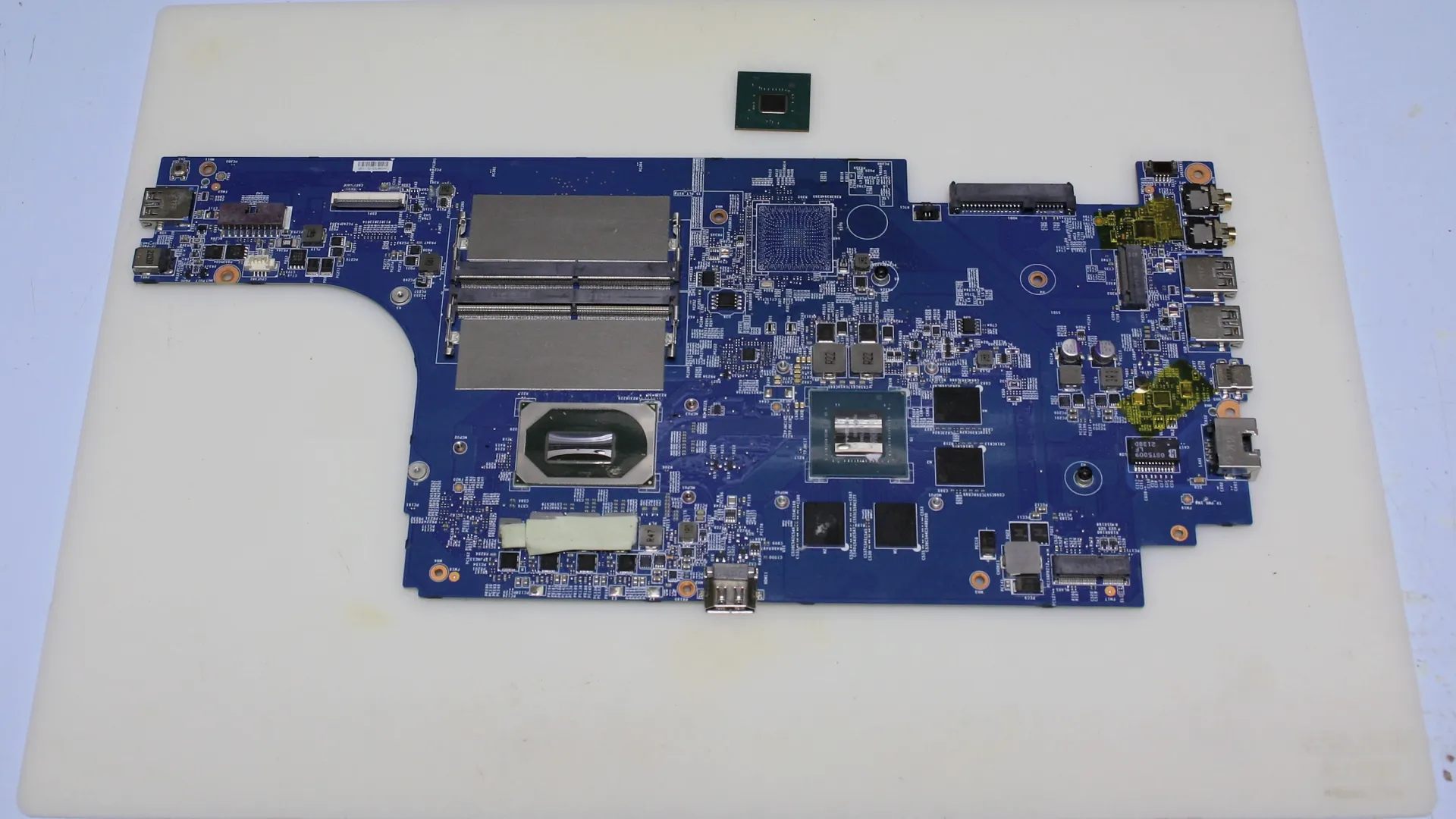 Материнская плата MSI GF63 Thin 10SC с демонтированным PCH Intel HM470 и снятым чипом рядом